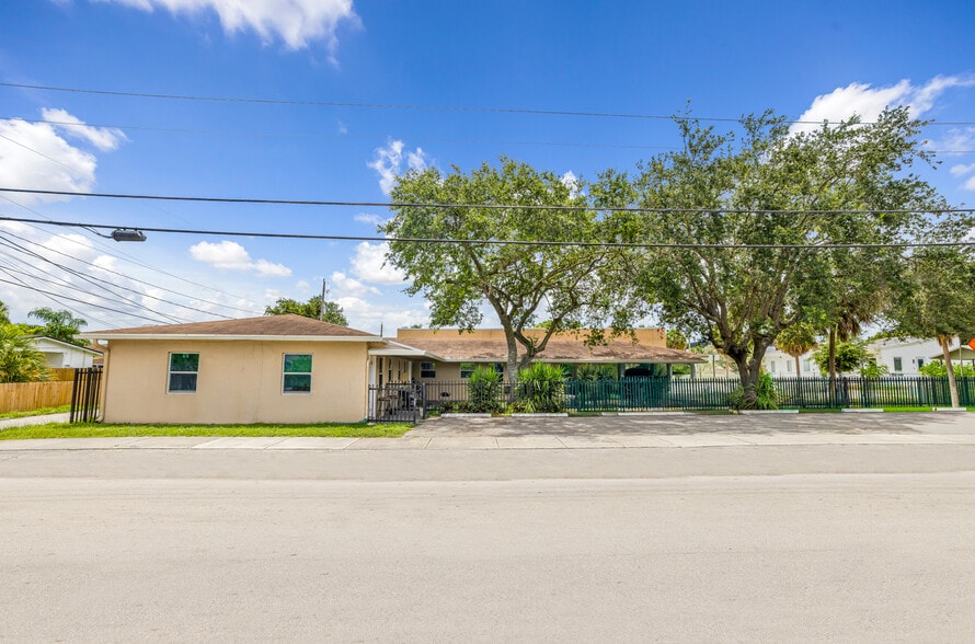 2247 Simms St, Hollywood, FL à vendre - Photo du bâtiment - Image 2 de 22