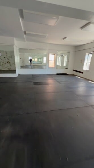 14240 Roosevelt Ave, Flushing, NY à louer - Vidéo sur l’inscription commerciale - Image 2 de 6