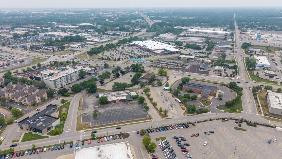 3321 28th St SE, Grand Rapids, MI à louer - Photo du bâtiment - Image 2 de 5