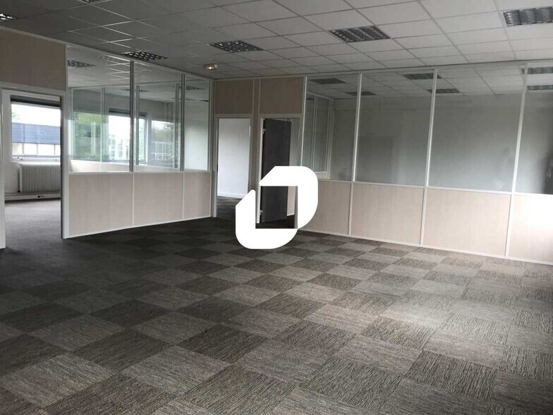 Office in Villebon-sur-Yvette for lease - Interior Photo - Image 2 of 19