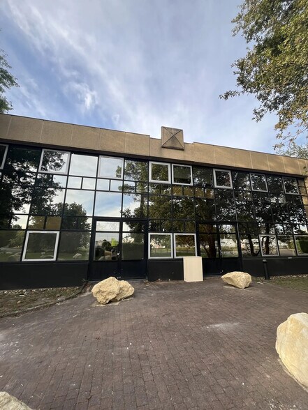 9 Avenue Léonard De Vinci, Pessac for lease - Building Photo - Image 3 of 10