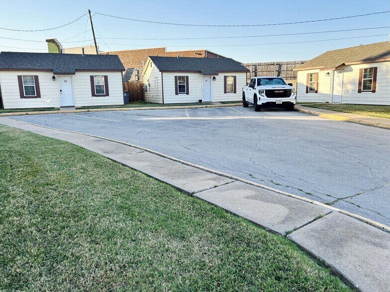 2011 NW Hoover Ave, Lawton, OK à vendre - Photo du bâtiment - Image 3 de 18