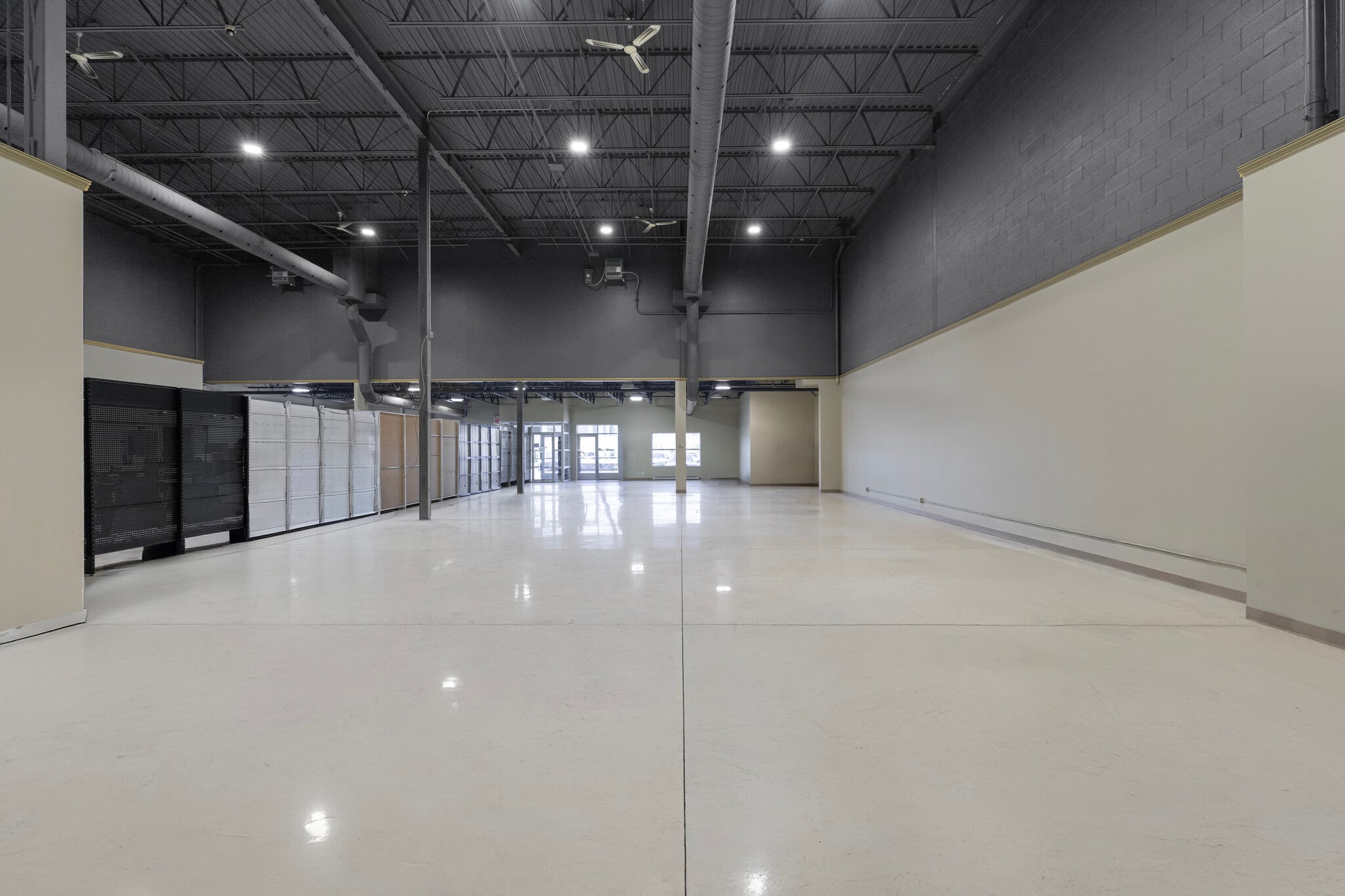4293-4345 Des Laurentides (A-15) E, Laval, QC for lease Interior Photo- Image 1 of 7