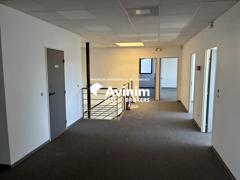 Industrial in Aix-en-Provence for lease - Interior Photo - Image 3 of 13