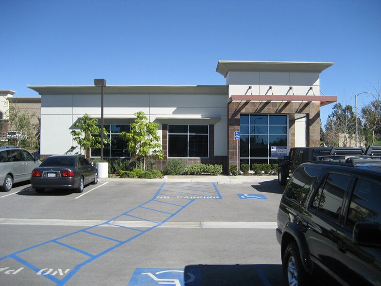 1652 Plum Ln, Redlands, CA à louer - Photo du bâtiment - Image 2 de 4