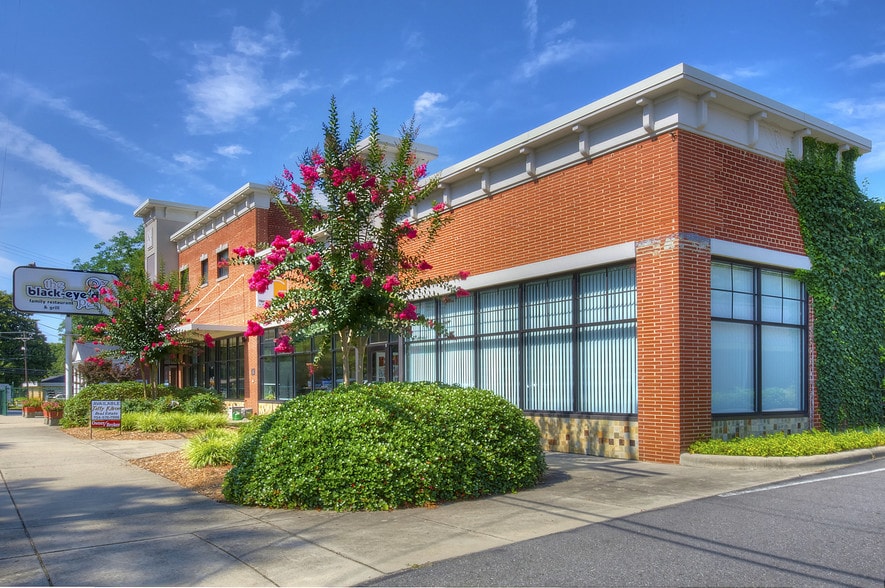425-427 E Statesville Ave, Mooresville, NC for lease - Building Photo - Image 3 of 4