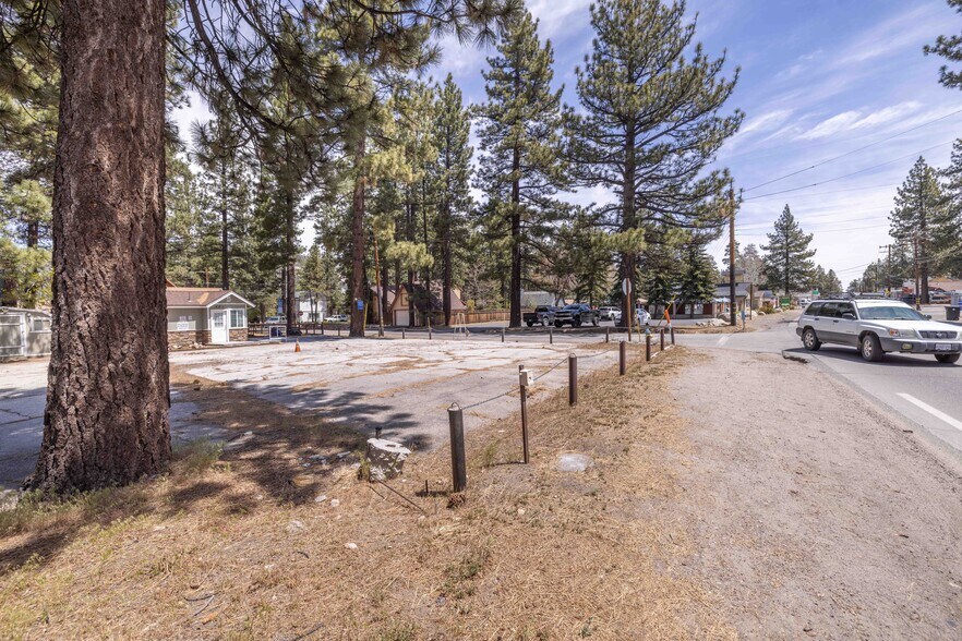 401 W Big Bear Blvd, Big Bear City, CA à louer - Photo du bâtiment - Image 3 de 19