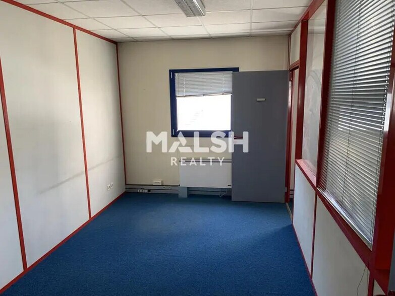 Bureau dans Villeurbanne à louer - Photo du bâtiment - Image 3 de 13