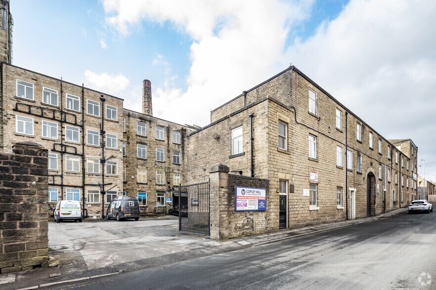 Huddersfield Rd, Stalybridge à louer - Photo du bâtiment - Image 2 de 4