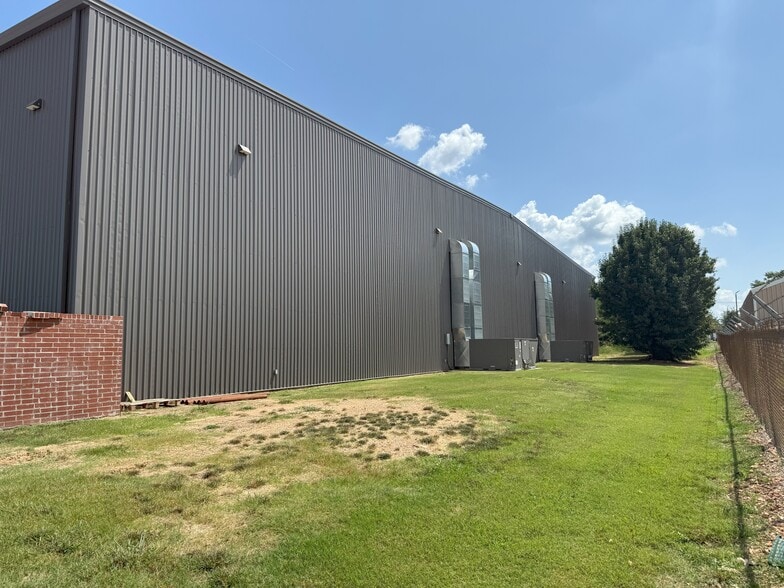 282 W Hudson Rd, Rogers, AR for lease - Building Photo - Image 3 of 15