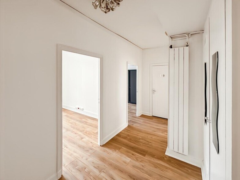 Rue De Malte, Paris for lease - Building Photo - Image 2 of 7