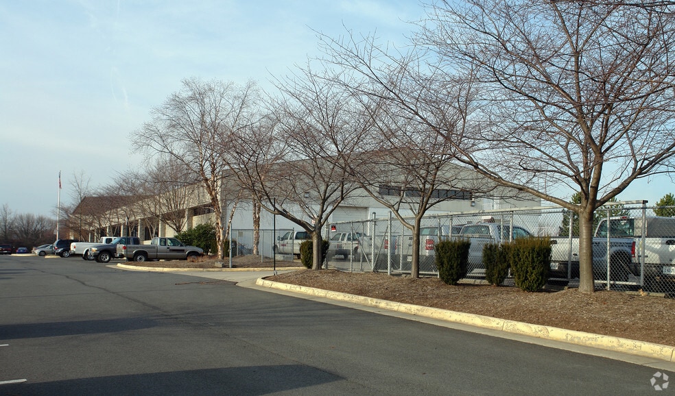 4160 Pleasant Valley Rd, Chantilly, VA à louer - Photo du bâtiment - Image 2 de 4