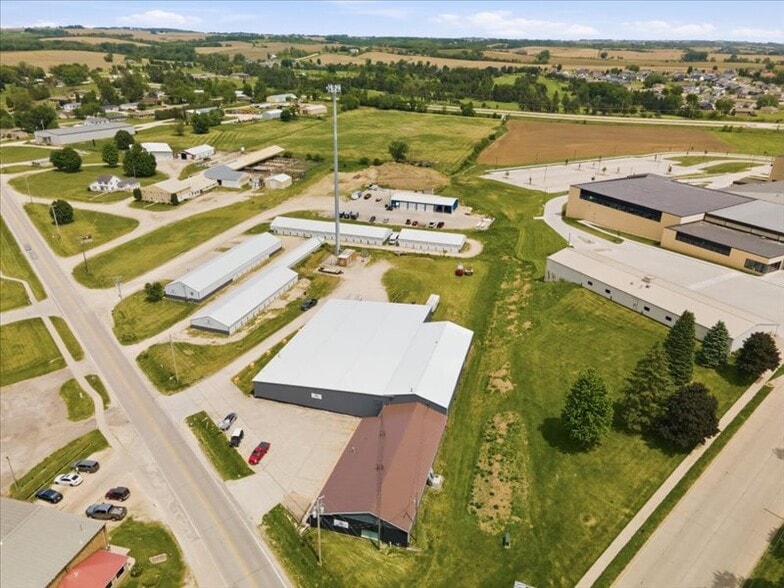 301 Old Dubuque Rd, Anamosa, IA for sale - Building Photo - Image 2 of 21
