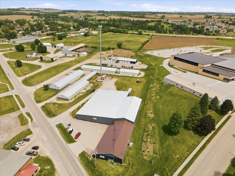 301 Old Dubuque Rd, Anamosa, IA à vendre - Photo du bâtiment - Image 2 de 21