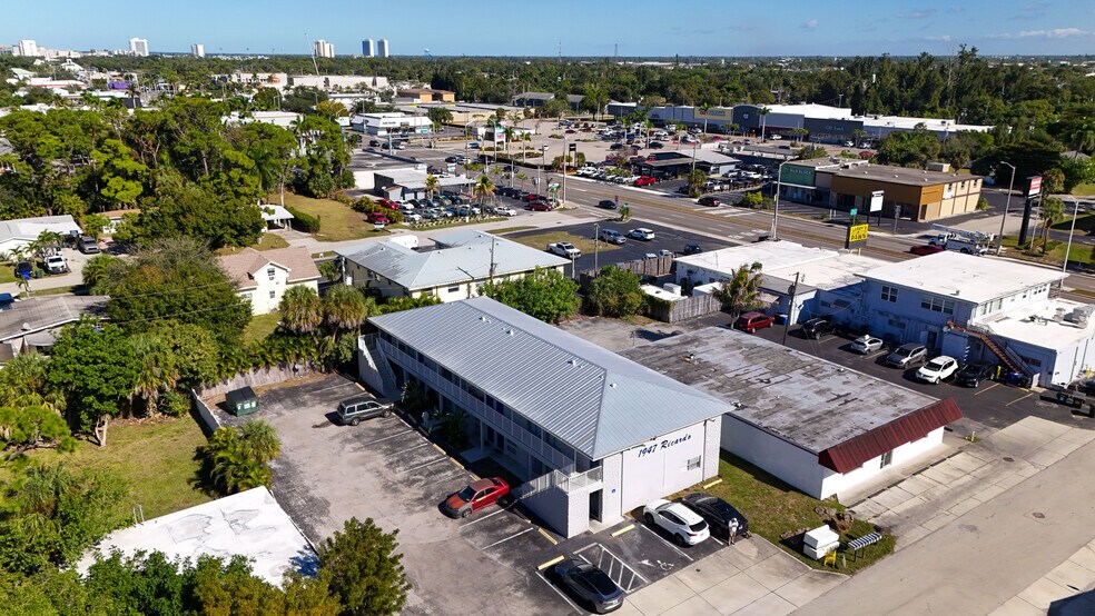 1947 Ricardo Ave, Fort Myers, FL à vendre - Photo du bâtiment - Image 2 de 54