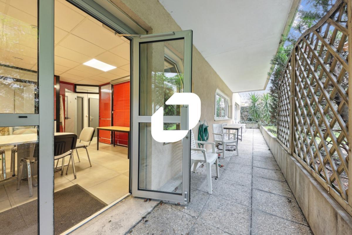 Office in Boulogne-Billancourt for sale Building Photo- Image 1 of 8