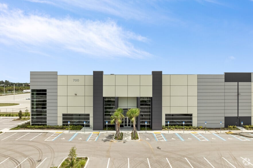 700 S Kings Hwy, Fort Pierce, FL à vendre - Photo du bâtiment - Image 3 de 24