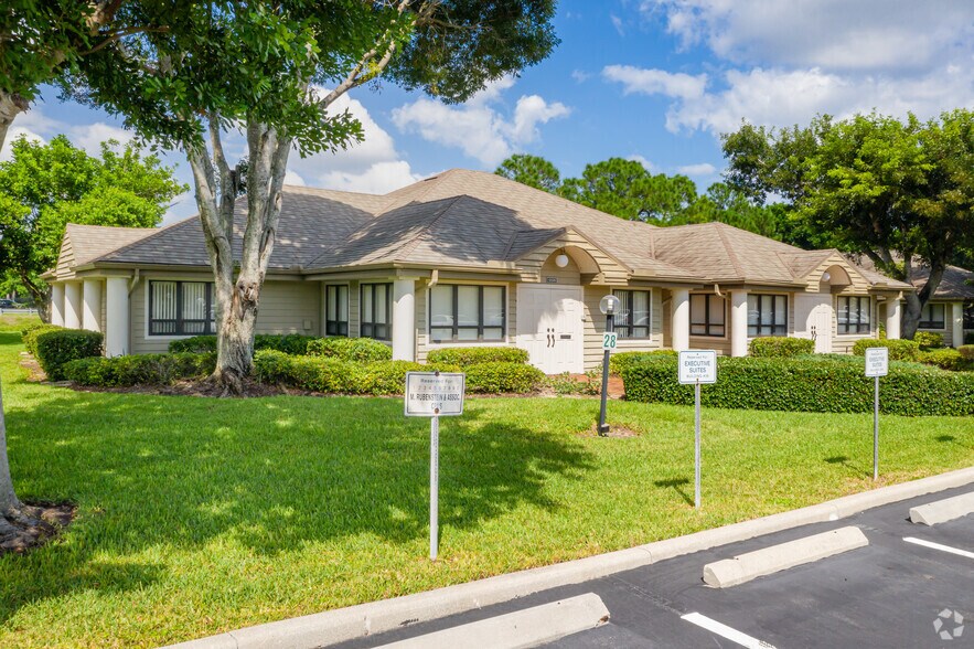 12535 New Brittany Blvd, Fort Myers, FL à vendre - Photo du bâtiment - Image 2 de 9