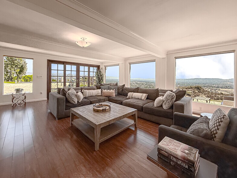10200 Lilac Ln, Chatsworth, CA à vendre - Photo du bâtiment - Image 3 de 15