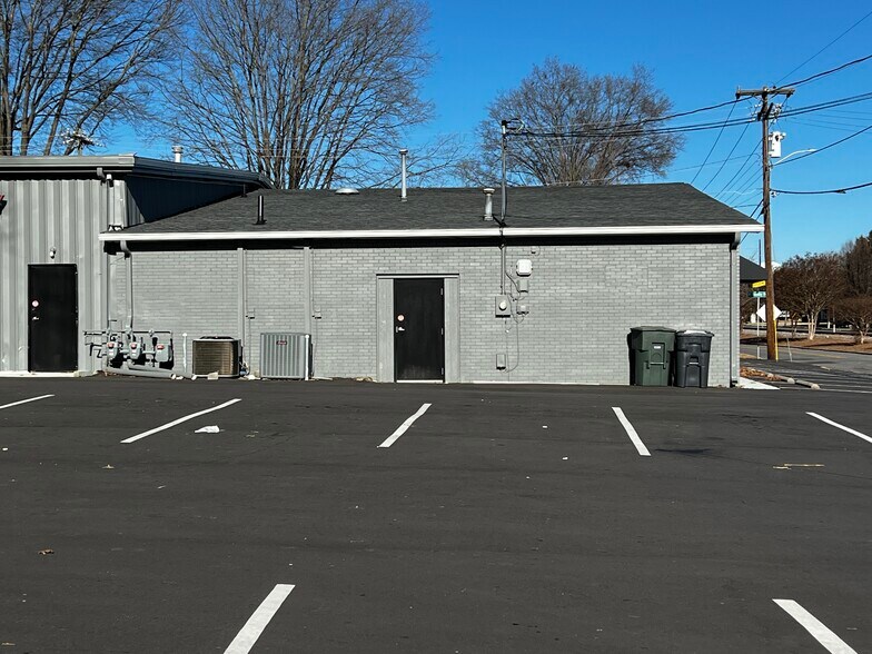 735 S Broad St, Mooresville, NC à louer - Photo du bâtiment - Image 2 de 18