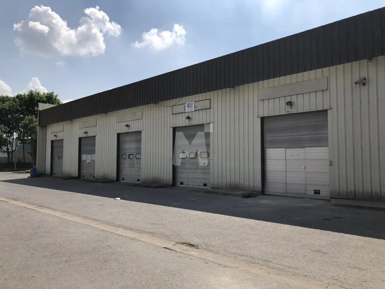 Office in Grigny for lease - Building Photo - Image 3 of 9