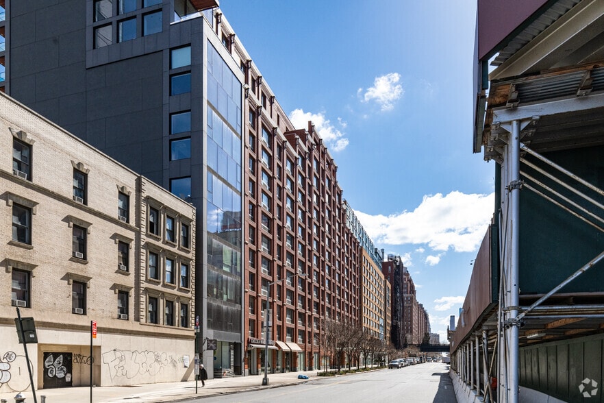 555 W 23rd St, New York, NY for lease - Building Photo - Image 3 of 5