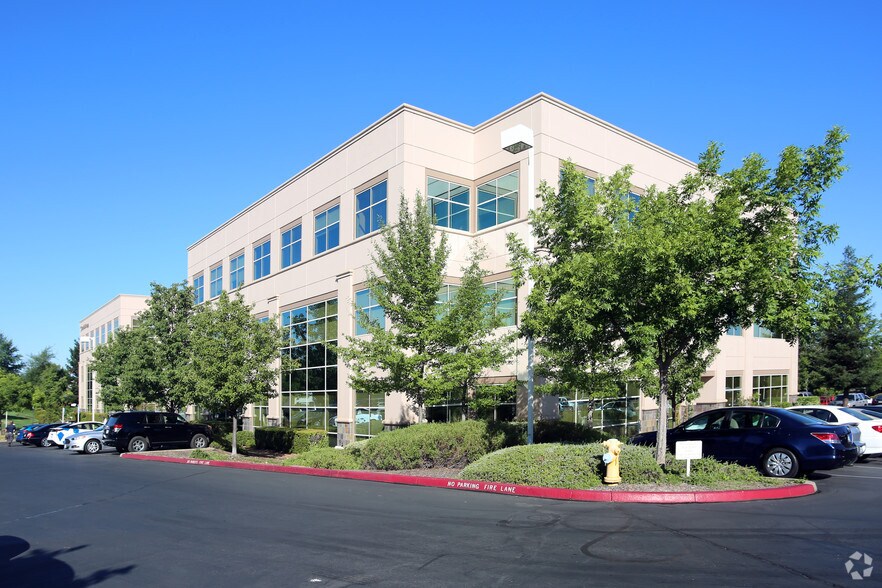 1130 Iron Point Rd, Folsom, CA à louer - Photo du bâtiment - Image 3 de 28