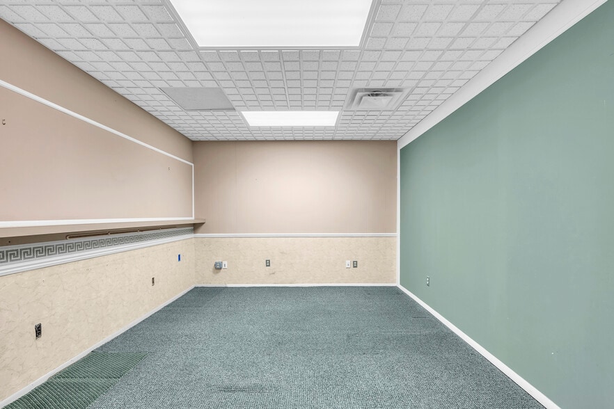 20439 Mack Ave, Grosse Pointe, MI for sale - Building Photo - Image 3 of 11