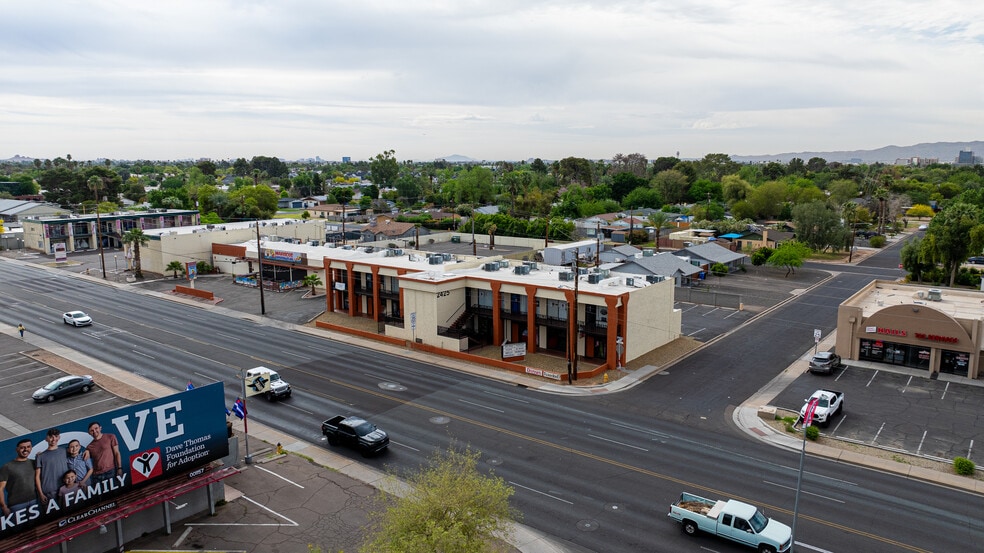 2425 E Thomas Rd, Phoenix, AZ à louer - Photo du bâtiment - Image 2 de 14
