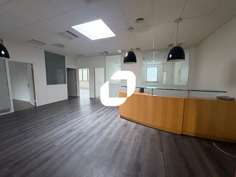 Flex in Jouy-en-Josas for lease - Interior Photo - Image 3 of 12