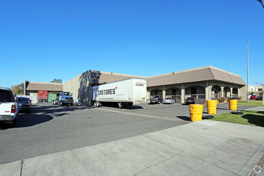 3233 W Castor St, Santa Ana, CA for lease - Building Photo - Image 3 of 8