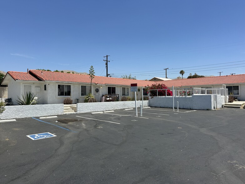 13700 Quinta Way, Desert Hot Springs, CA à vendre - Photo du bâtiment - Image 2 de 6