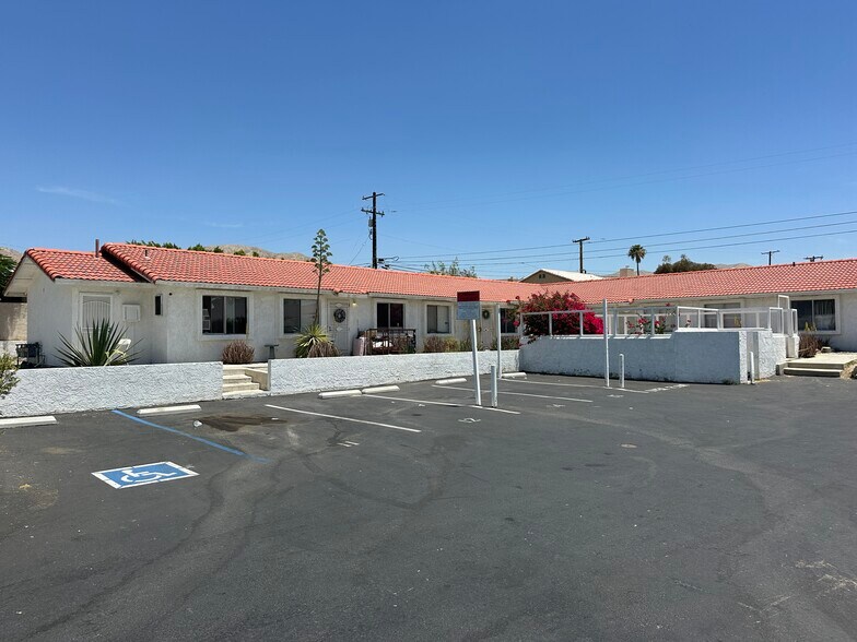 13700 Quinta Way, Desert Hot Springs, CA à vendre - Photo du bâtiment - Image 2 de 6