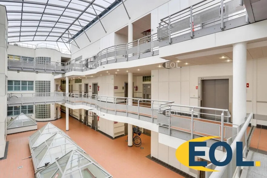 Flex in Paris for lease - Interior Photo - Image 3 of 5