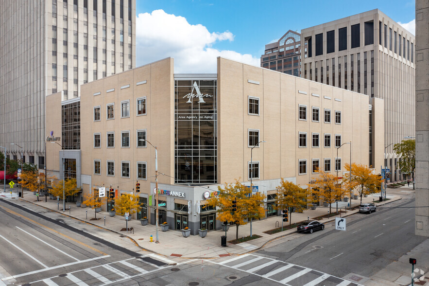 40 W 2nd St, Dayton, OH for lease - Primary Photo - Image 1 of 32