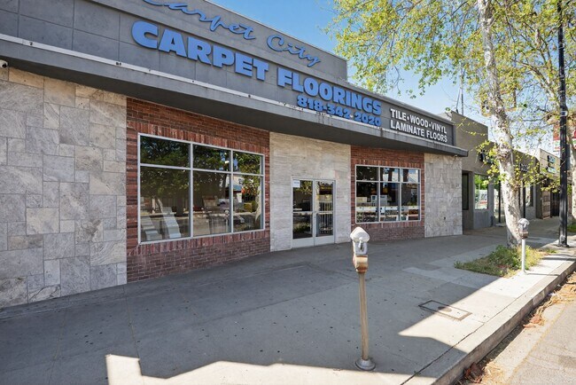Plus de détails pour 18314 Sherman Way, Reseda, CA - Commerce de détail à louer