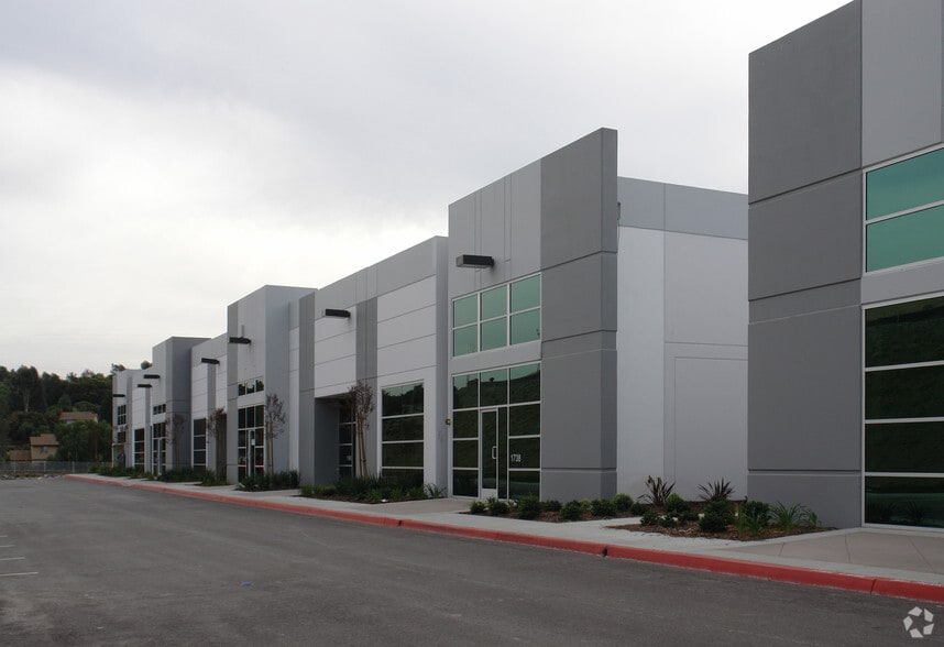 1738-1752 Ord Way, Oceanside, CA à louer - Photo du bâtiment - Image 1 de 4