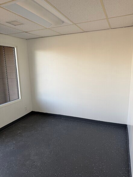 11011 Glenoaks Blvd, Pacoima, CA à louer - Photo du bâtiment - Image 3 de 13