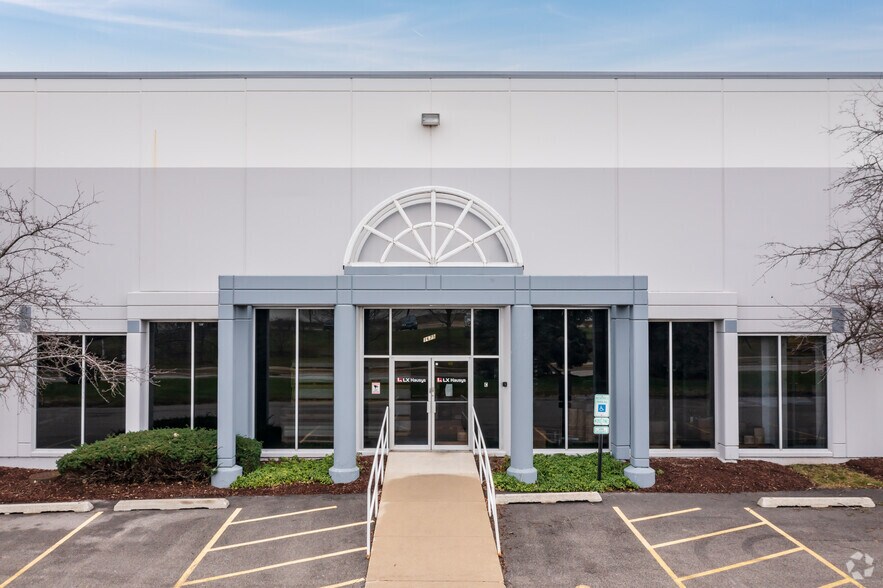 1675 Holmes Rd, Elgin, IL à louer - Photo du bâtiment - Image 3 de 4