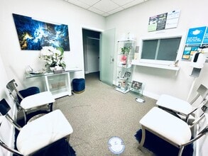 9050 Pines Blvd, Pembroke Pines, FL à louer Photo intérieure- Image 1 de 5