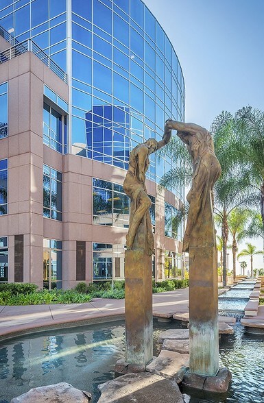 1 Pointe Dr, Brea, CA à louer - Photo du bâtiment - Image 3 de 14