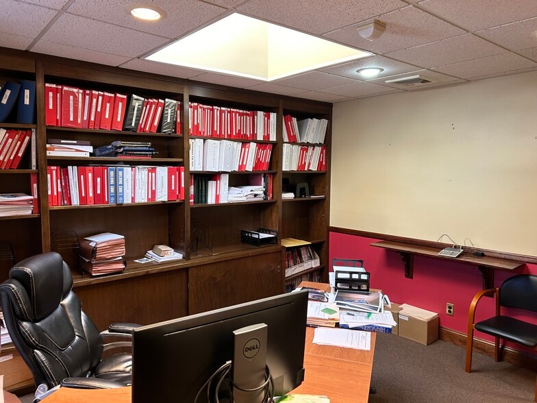 340 Willis Ave, Mineola, NY for sale - Interior Photo - Image 3 of 15