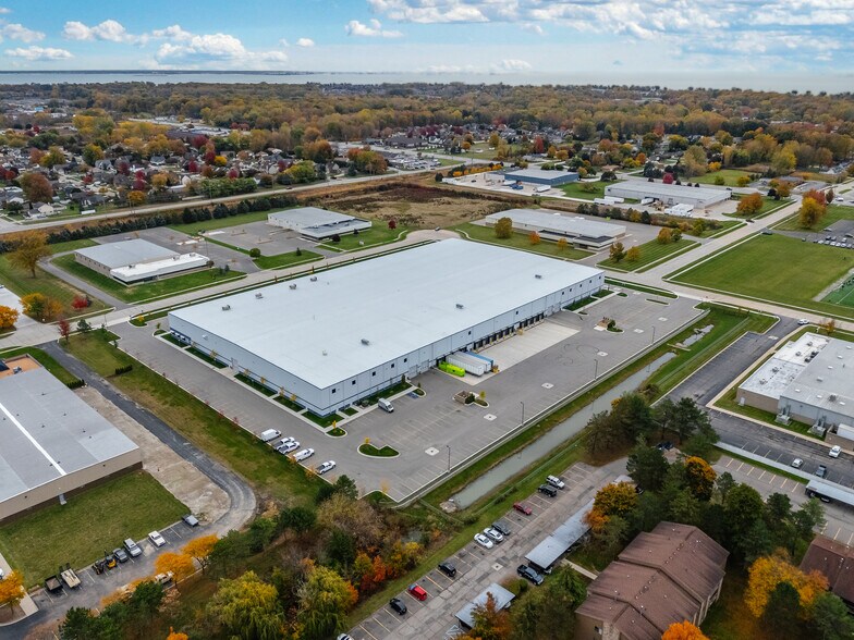 52017 Sierra Dr, New Baltimore, MI à louer - Photo du bâtiment - Image 3 de 5
