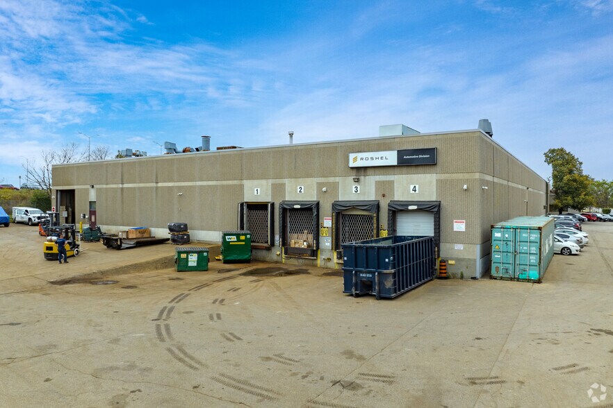 7381 Pacific Cir, Mississauga, ON à vendre - Photo du bâtiment - Image 3 de 4