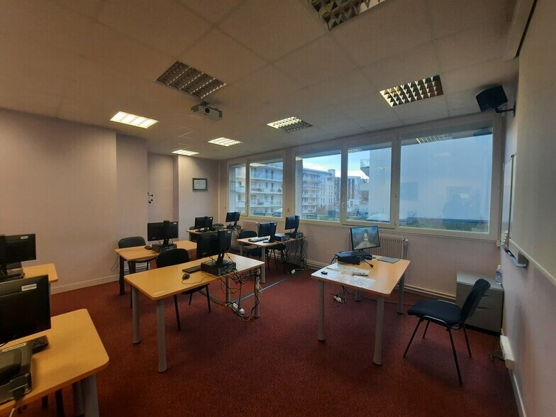 Office in Rouen for lease - Interior Photo - Image 2 of 10