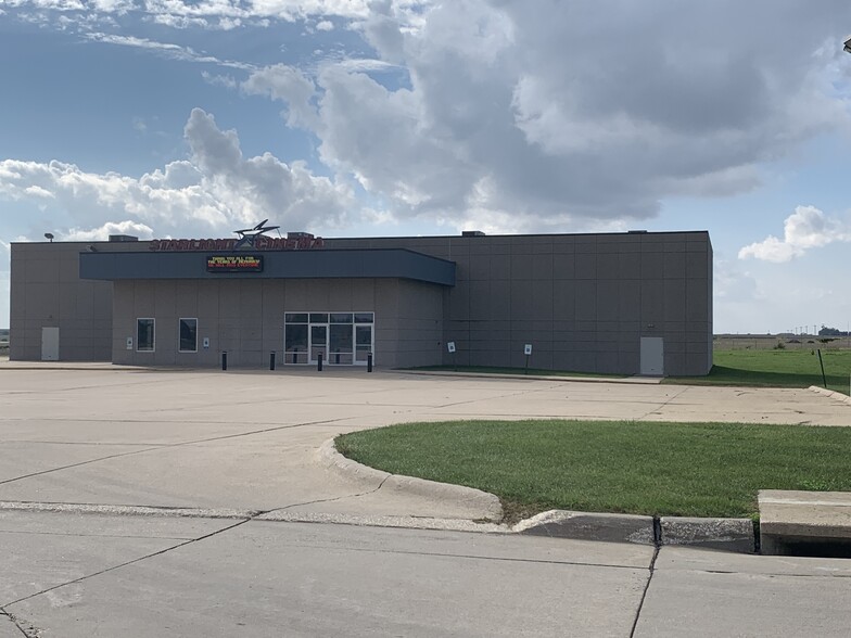 2401 Swan Lake Blvd, Independence, IA for sale - Building Photo - Image 1 of 1