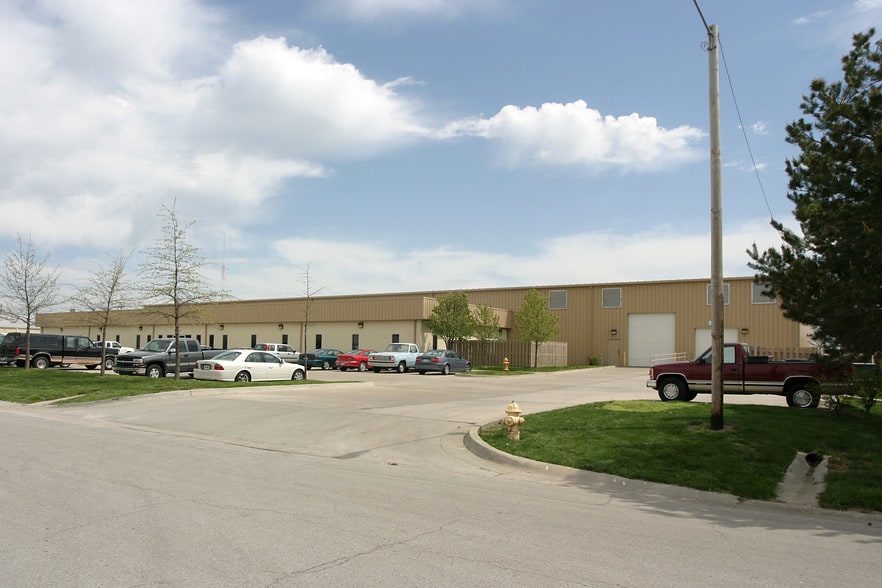 1009-1013 SE Browning Ave, Lee's Summit, MO for lease - Building Photo - Image 2 of 6