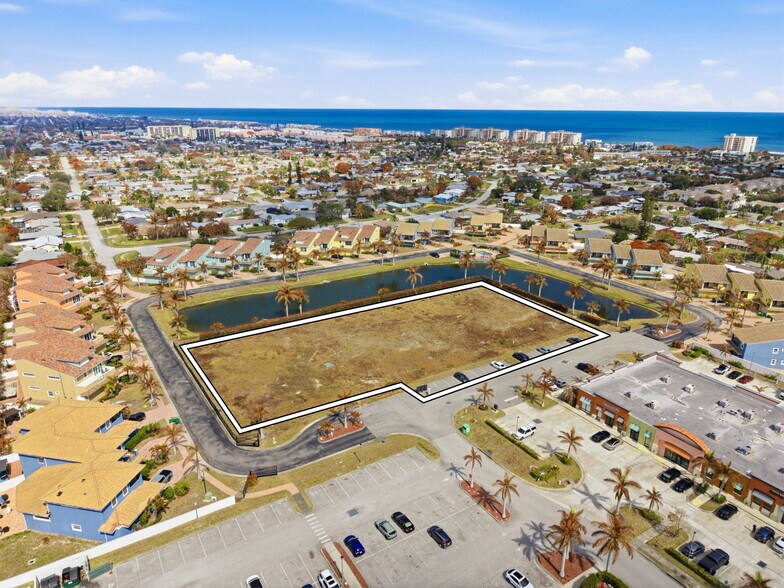 201 Mediterranean Way, Indian Harbour Beach, FL à vendre - Photo du bâtiment - Image 2 de 6