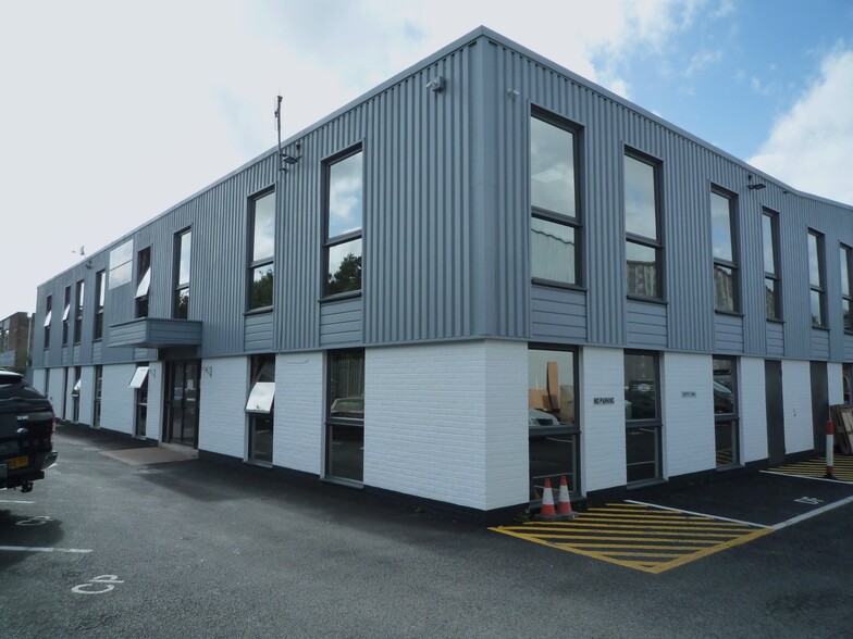 4B Invincible Rd, Farnborough for lease - Building Photo - Image 1 of 3