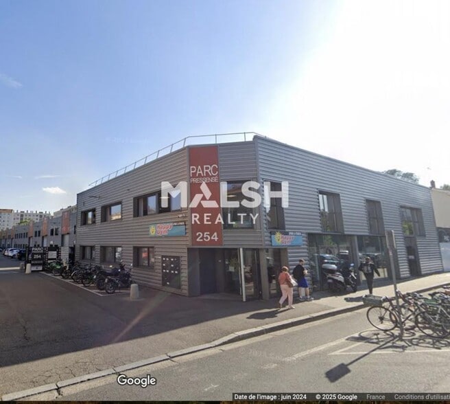 Office in Villeurbanne for lease - Building Photo - Image 3 of 17